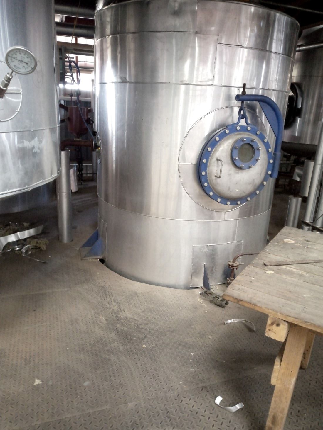 Process vessel clad around manhole and nozzles