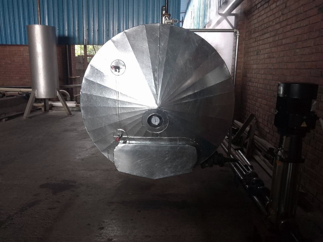 Boiler end clad in segmented galvanised sheet